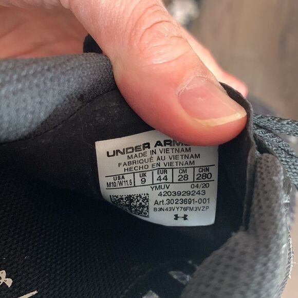 Under Armour | Men’s Brigade XC Black Spikeless Track Shoes - Picture 7 of 10